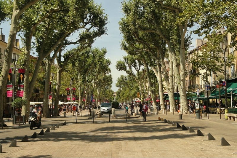 Aix-en-Provence-France-street-scene-800-x-533